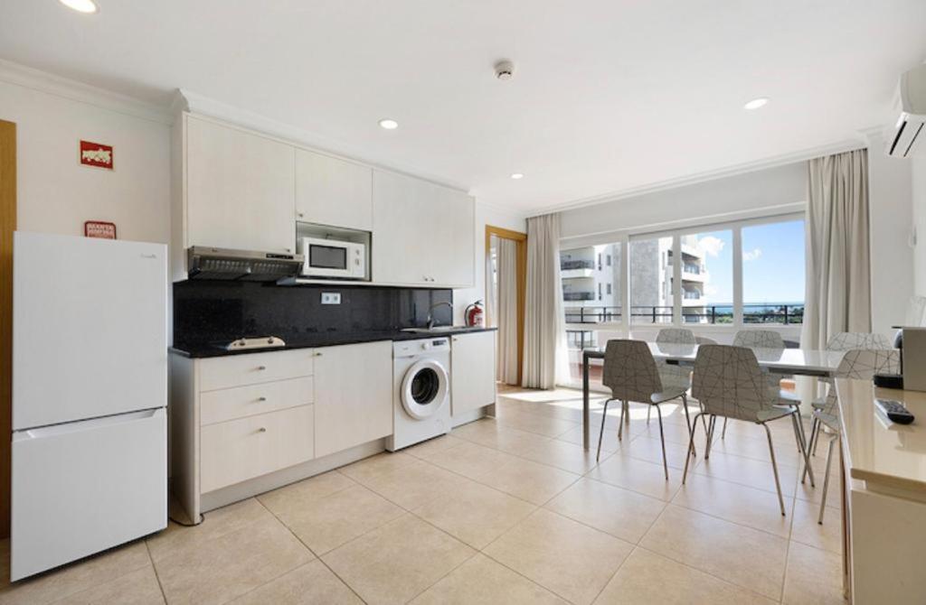 Cozy Apartment With Seaview 300M From The Beach Portimão Eksteriør billede